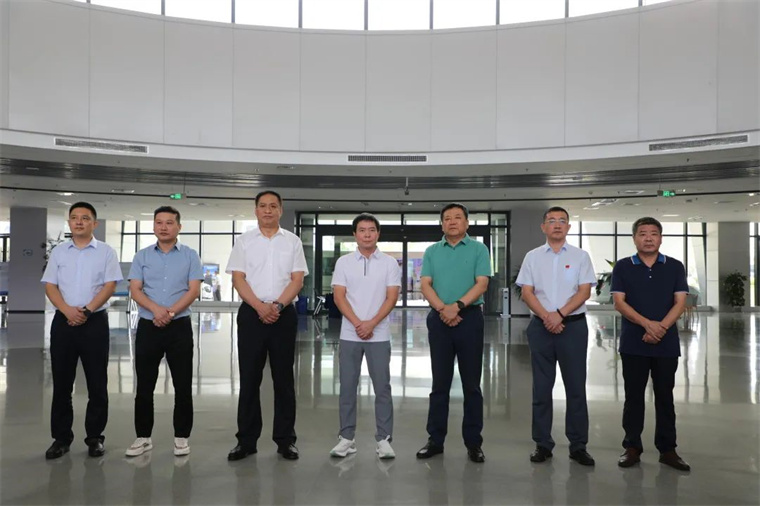 v00008威尼斯陪同舒华体育来滨考察体育产业发展情况